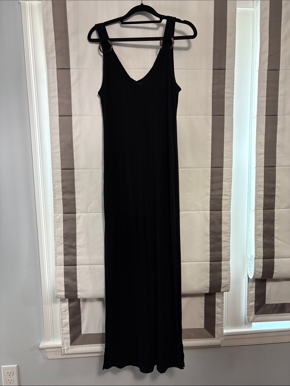 Black Sleeveless V-Neck Maxi Dress Ring Shoulder Detail med green envelope brand